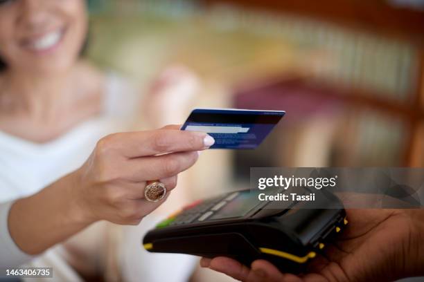 クレジットカード、手、またはカフェのデジタル技術を介した幸せな顧客によるマネーマシンでの支払い。金融、セキュリティ、または幸せな人が買い物をしたり、店やコーヒーショップで� - restaurant bill ストックフォトと画像