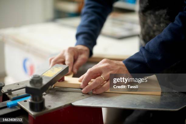 hände, holzbilderrahmen und fertigung mit tischlerwerkzeugen, design und werkstatt mit weitblick. nahaufnahme, heimwerker und fabrik für holzprodukte mit präzision, fokus und handwerklichem können im lager - handyman stock-fotos und bilder