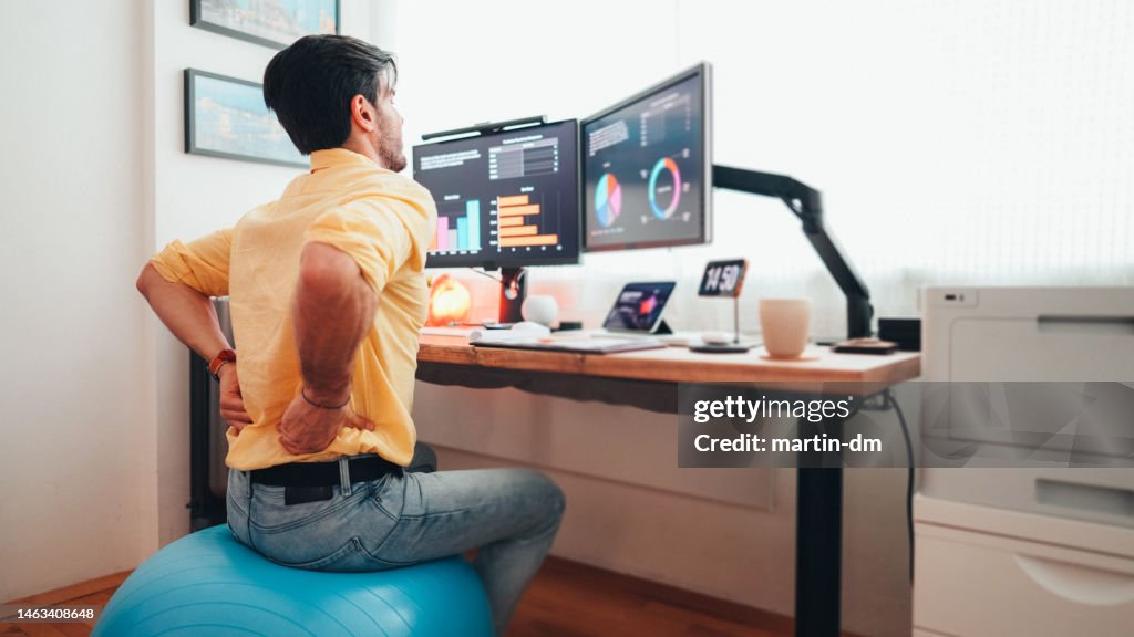 Mann arbeitet zu Hause