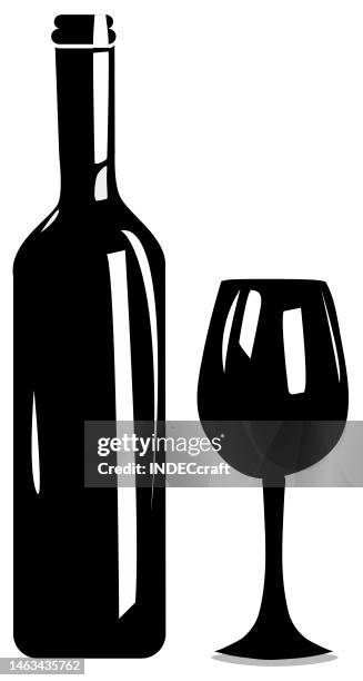 ilustraciones, imágenes clip art, dibujos animados e iconos de stock de botella de vino y copa de vino - bar bottles background