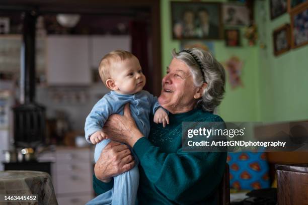 passer du temps avec l’arrière-grand-mère. - great grandmother photos et images de collection