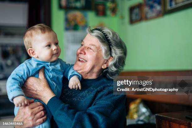 heureux moment grand-mère et petit-fils. - great grandmother photos et images de collection