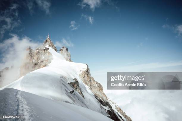 ridge to aiguille du midi - steigeisen stock-fotos und bilder