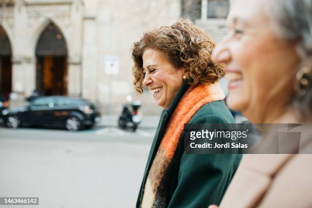 two senior women hanging out on the street - calle barcelona fotografías e imágenes de stock