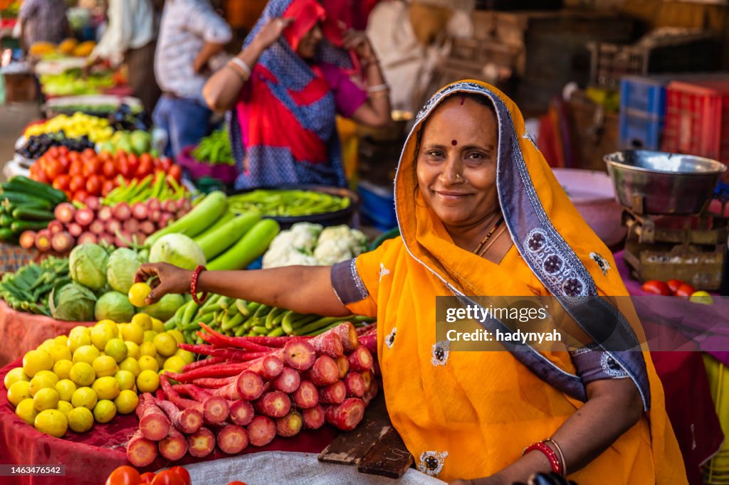 Indische Straßenverkäufer, die Gemüse in Jaipur, Indien verkaufen