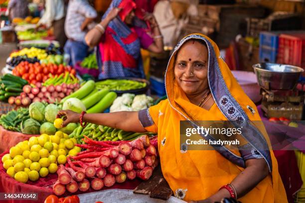 indian street sellers selling vegetables in jaipur, india - straatvoedsel stockfoto's en -beelden