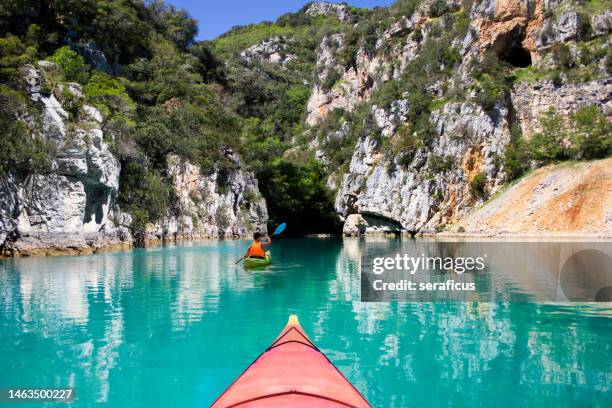 kayak sur la rivière verdon, en provence, france - gorge vallées et canyons photos et images de collection