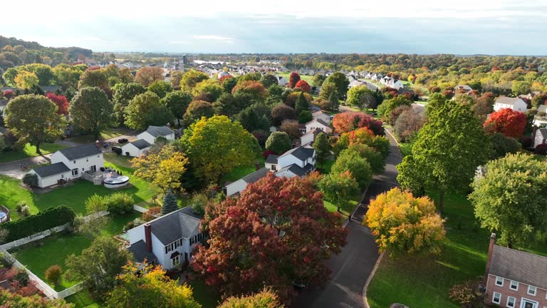 https://media.gettyimages.com/id/1463506490/video/american-housing-in-autumn-colorful-leaves-on-trees-golden-hour-aerial.jpg?b=1&s=640x640&k=20&c=ASNaJPmacg_VXNJHRDshFhzNkQO4QWbg4euZKMRnvjw=