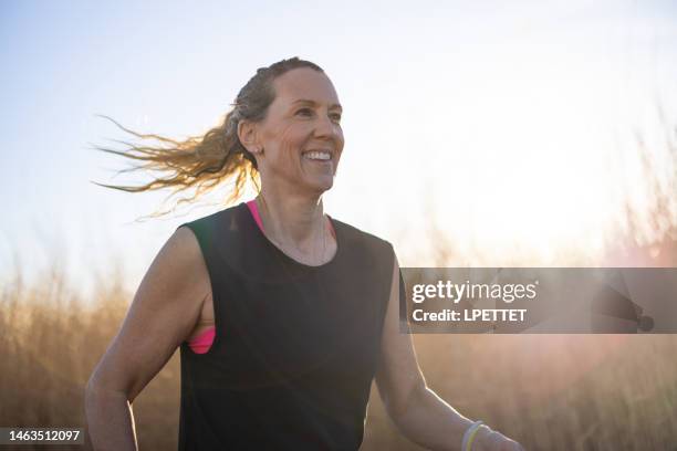 cross-country-running - joggerin stock-fotos und bilder