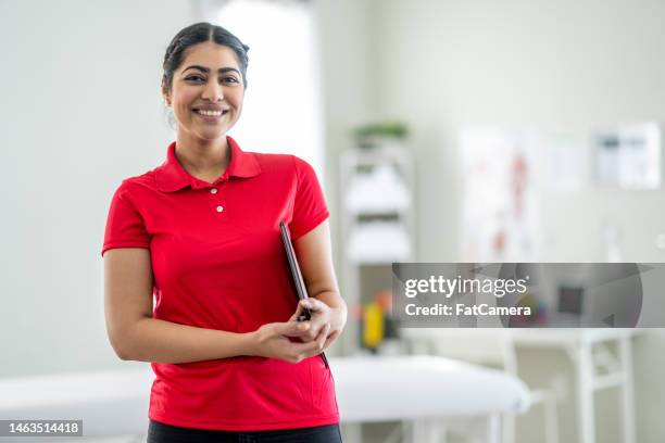 porträt einer physiotherapeutin - physiotherapeut stock-fotos und bilder