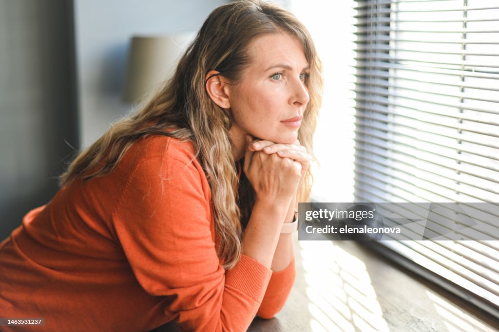 Reife erwachsene Frau (negative Emotionen)