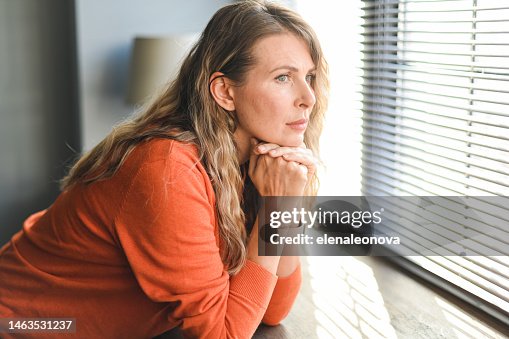 Mujer adulta madura (emociones negativas) Mujer adulta madura (emociones negativas)