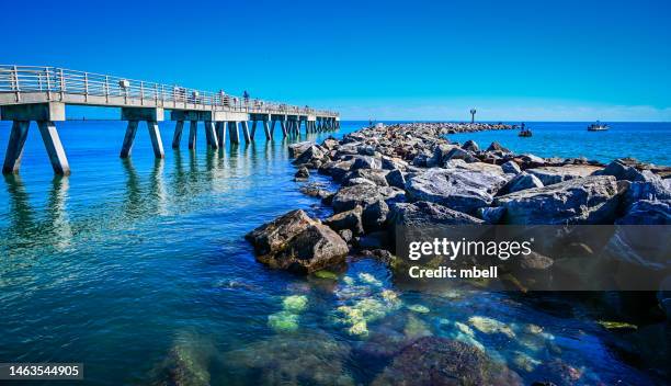 jetty park pier over the atlantic ocean - port canaveral fl - cape-canaveral stockfoto's en -beelden