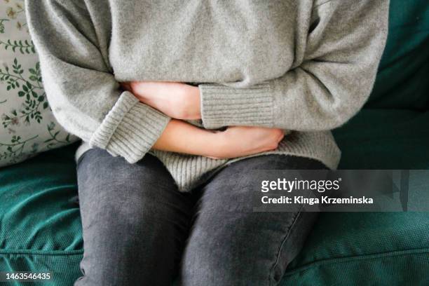 stomach pain - endometrio foto e immagini stock