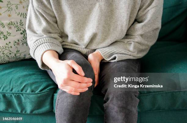 knee pain - pain stockfoto's en -beelden