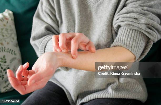 scratching - prueba contra la alergia fotografías e imágenes de stock