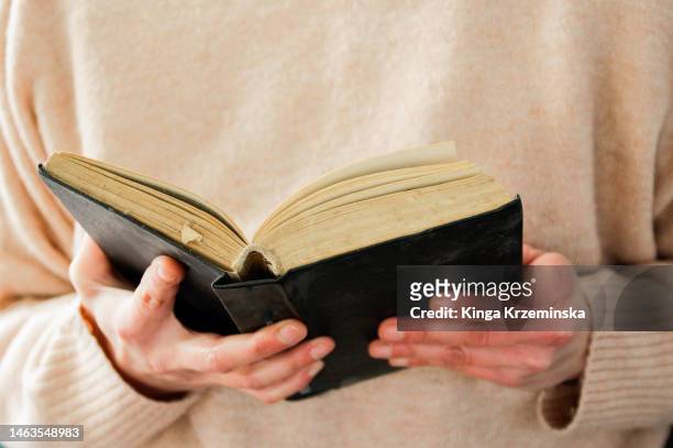 reading a book - spirituelle erleuchtung stock-fotos und bilder