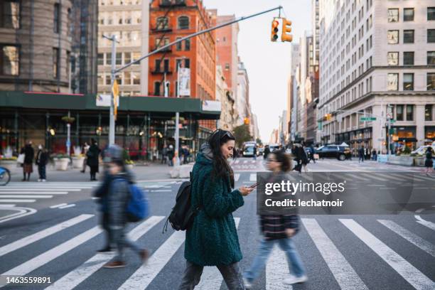 aplicaciones de comprobación de viajeros en las calles de nueva york - downtown new york fotografías e imágenes de stock