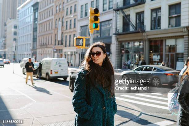 commuting through the streets of nyc - street style new york stock pictures, royalty-free photos & images
