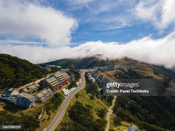 hotham alpine resort along the great alpine road in victoria, australia, 2022 - winter skiing australia stock-fotos und bilder