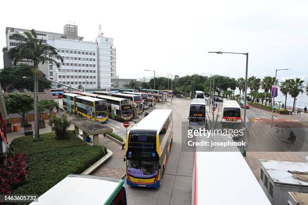 sheung wan bus terminus outside the macau ferry terminal in hong kong - 上環 個照片及圖片檔