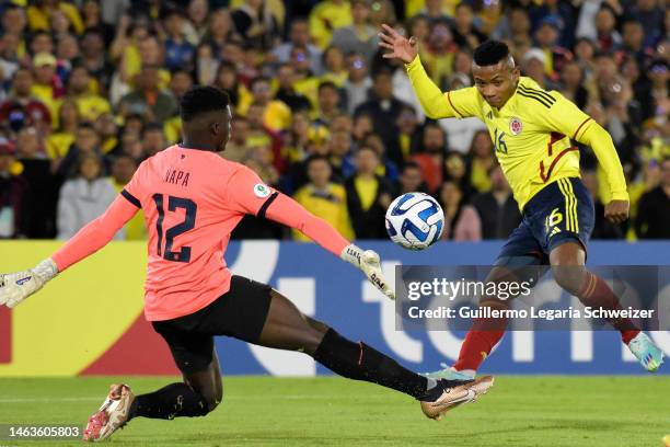 Oscar Cortes of Colombia fights for the ball with goalkeeper Gilmar Napa of Ecuador during a South American U20 Championship match between Colombia...