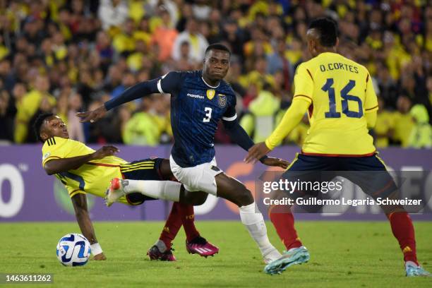 Oscar Cortes and Jorge Cabezas Hurtado of Colombia fights for the ball with Luis Cordova during a South American U20 Championship match between...