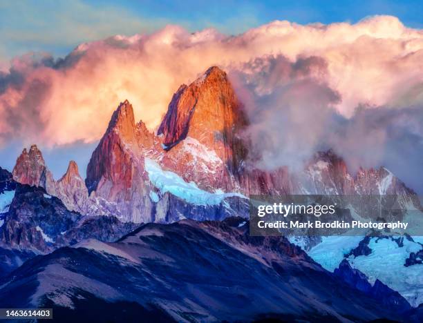 piercing the sky - monte fitz roy fotografías e imágenes de stock