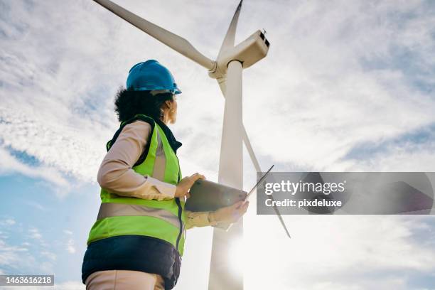 mujer ingeniera, turbina eólica y computadora portátil en la granja para energía renovable, energía y electricidad. electricista o técnico en la naturaleza para la inspección y mantenimiento de molinos de viento, ecológicos y ecológicos - energía sostenible fotografías e imágenes de stock