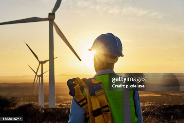 ingenieur, erneuerbare energien und windmühle rückansicht des menschen in einem bereich für industrie, entwicklung und innovation. engineering, wind und turbine von mann mit vision für zukunft, nachhaltigkeit und energie - nachhaltige energie stock-fotos und bilder