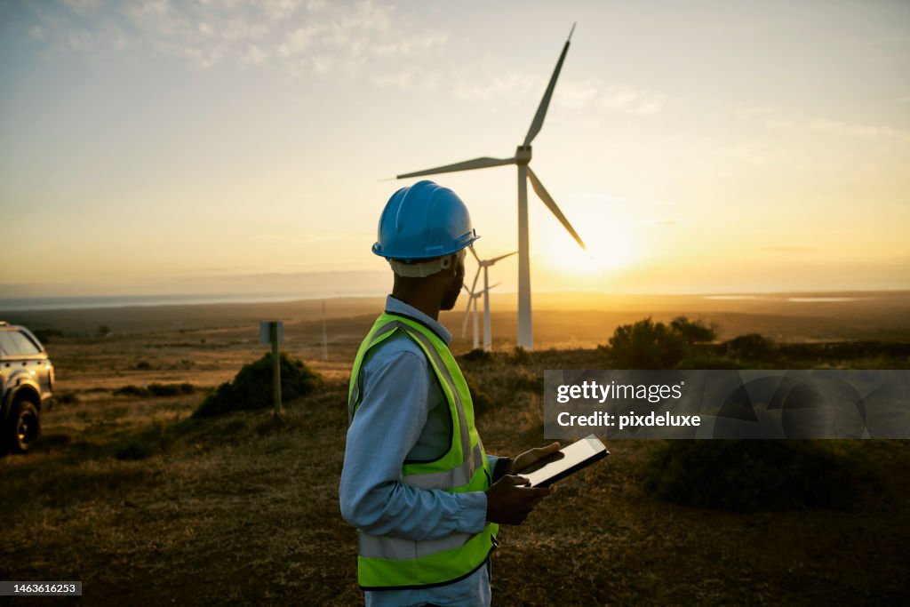 Hombre ingeniero, tableta y turbina eólica en granja sunset para energía limpia, energía y electricidad. Electricista o técnico en la naturaleza para el mantenimiento de la innovación en molinos de viento, ecológicos y ecológicos