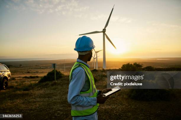 ingénieur homme, tablette et éolienne sur la ferme au coucher du soleil pour l’énergie propre, l’électricité et l’électricité. électricien ou technicien en nature pour l’entretien de l’innovation éolienne, écologique et environnementale - énergie renouvelable photos et images de collection