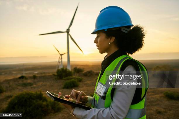 ingénieur, femme noire et tablette pour un travail respectueux de l’environnement, vérifier les centrales électriques et fille penser en plein air. employée, femme et gestionnaire afro-américaine avec appareil, planification en ligne et durable - technologie verte photos et images de collection