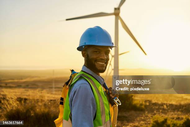 éolienne, énergie propre et ingénieur homme noir sourire en portrait, électricité et environnement avec durabilité. maquette d’inspection des énergies renouvelables, de l’ingénierie avec l’agriculture, de la nature et des éoliennes - structure actionnée par le vent photos et images de collection