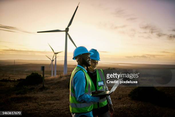 ラップトップ、農場、エンジニアが夜間に協力して、再生可能エネルギー、電力、風力タービンを実現します。電気、エコ、グリーン環境の維持のための自然界の電気技師または技術者の男� - power occupation ストックフォトと画像
