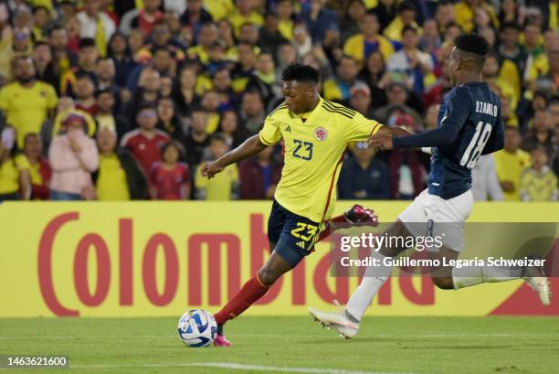 Jorge Cabezas of Colombia fights for the ball with Oscar Zambrano of Ecuador during a South American U20 Championship match between Colombia and...