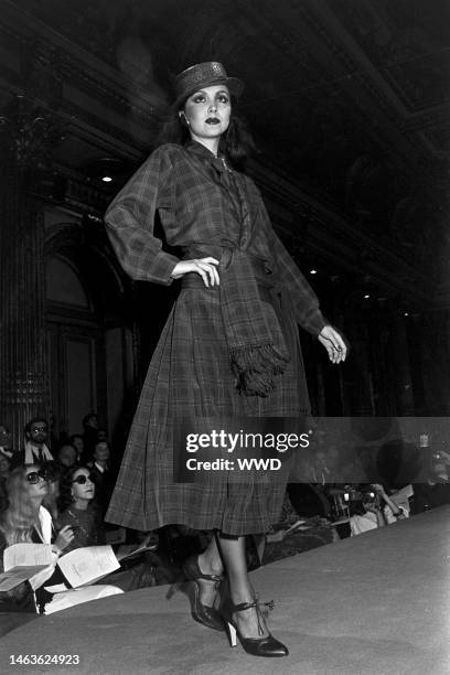 Yves Saint Laurent Couture Photos and Premium High Res Pictures - Getty ...