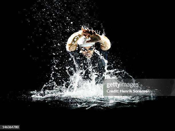 male swimmer performing - wading - fotografias e filmes do acervo