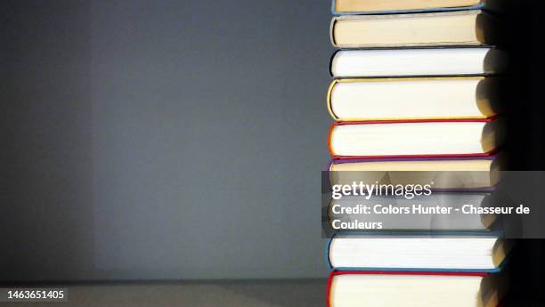 a stack of anonymous books in a library in paris - editor imagens e fotografias de stock