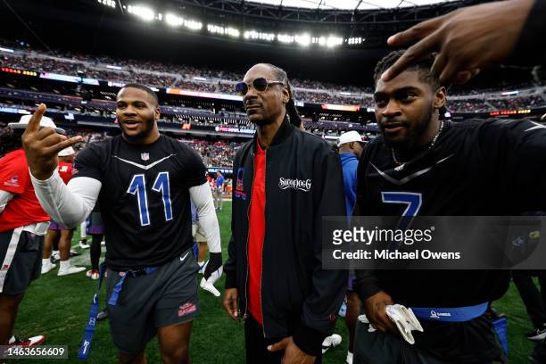 Outside linebacker Micah Parsons of the Dallas Cowboys, AFC captain Snoop Dogg and NFC cornerback Trevon Diggs of the Dallas Cowboys pose for a photo...