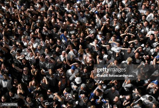 crowding - menschenmenge von oben stock-fotos und bilder