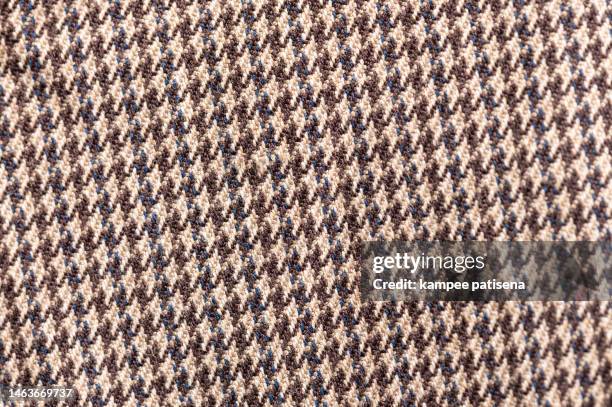 fabric swatch with hounds tooth chick pattern in brown - pata de gallo fotografías e imágenes de stock