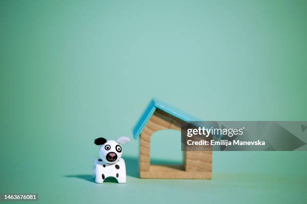 wooden dog house and wooden dog toy on green background - animal internal organ fotografías e imágenes de stock