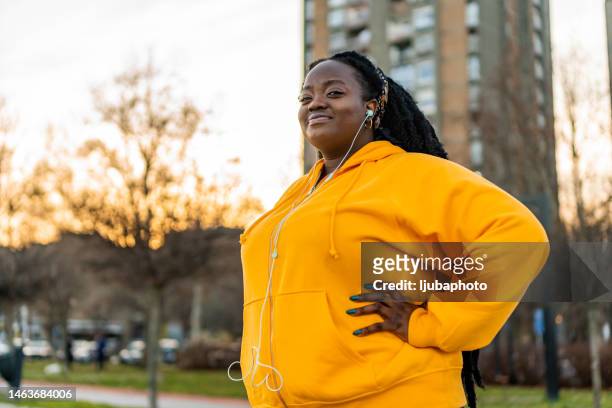 portrait of a african american woman exercising outdoors - big city life stock pictures, royalty-free photos & images