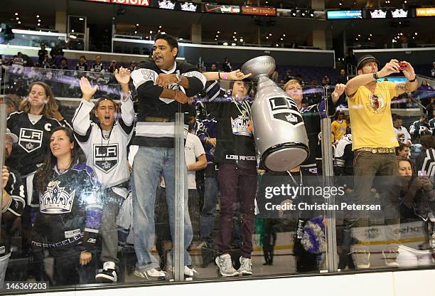 Photo: New Jersey Devils play the Los Angeles Kings during game 1 of the Stanley Cup Finals at the Prudential Center in New Jersey - NYP20120530204