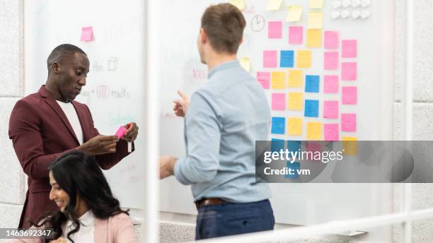 employees writing ideas on sticky notes - scrum 個照片及圖片檔