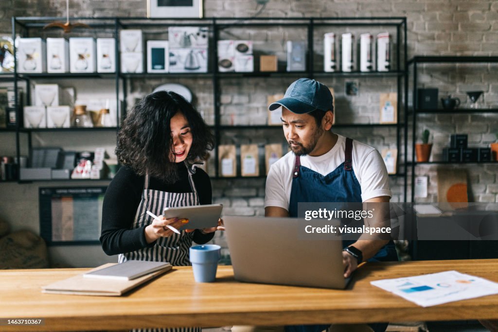Kleinunternehmer, die hinter der Café-Theke arbeiten