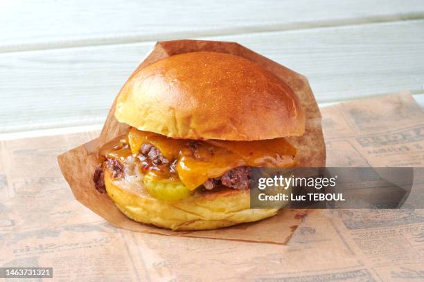 smash burger - cheeseburger stock pictures, royalty-free photos & images