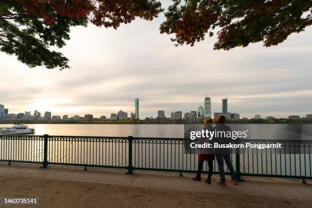 couple enjoying evening near harbour. - cambridge massachusetts imagens e fotografias de stock