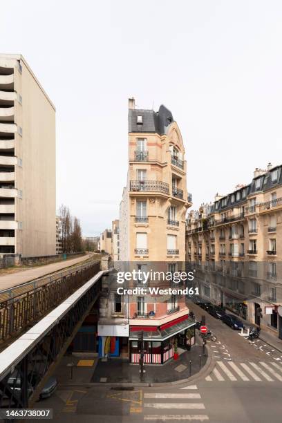 france, ile-de-france, paris, streets surrounding apartment buildings - apartment cross section stock pictures, royalty-free photos & images